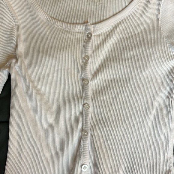 Urban Rebel white button down cropped top - Picture 2 of 3